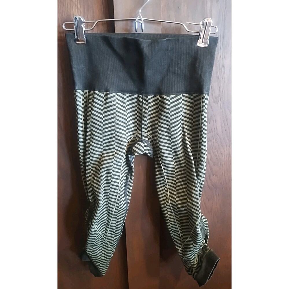 Lululemon Green Black Capri Crop Legging RARE Running Geometric Womens 4 Small